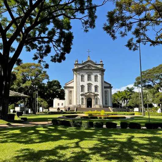 Santuário Nossa Senhora de Aparecida e Paróquia Nossa: Um Refúgio de Fé e Tradição Santuário Nossa Senhora de Aparecida e Paróquia Nossa: Um Refúgio de Fé e Tradição